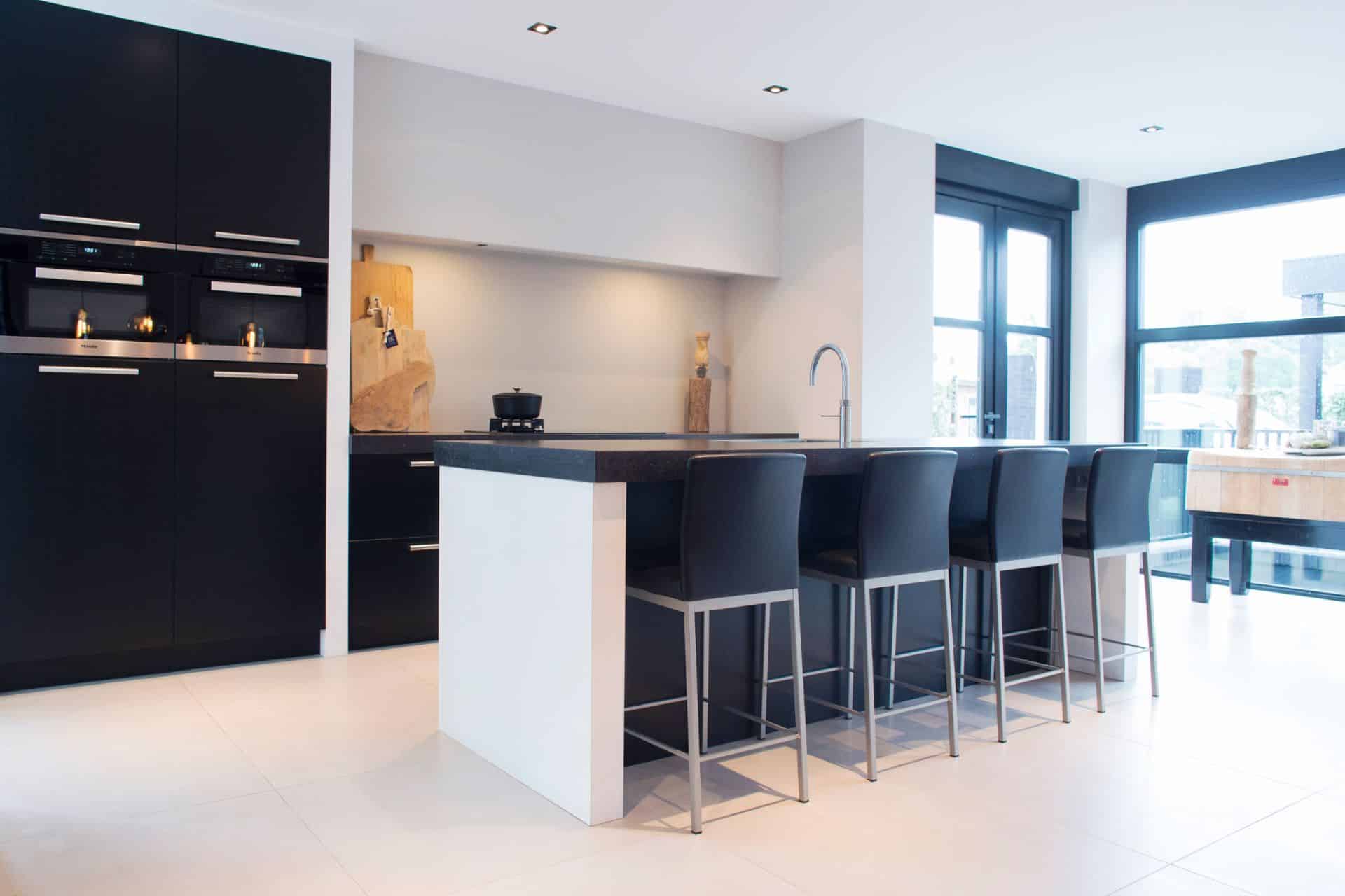 Luxe zwarte, moderne keuken Barneveld Van Ginkel Keukens