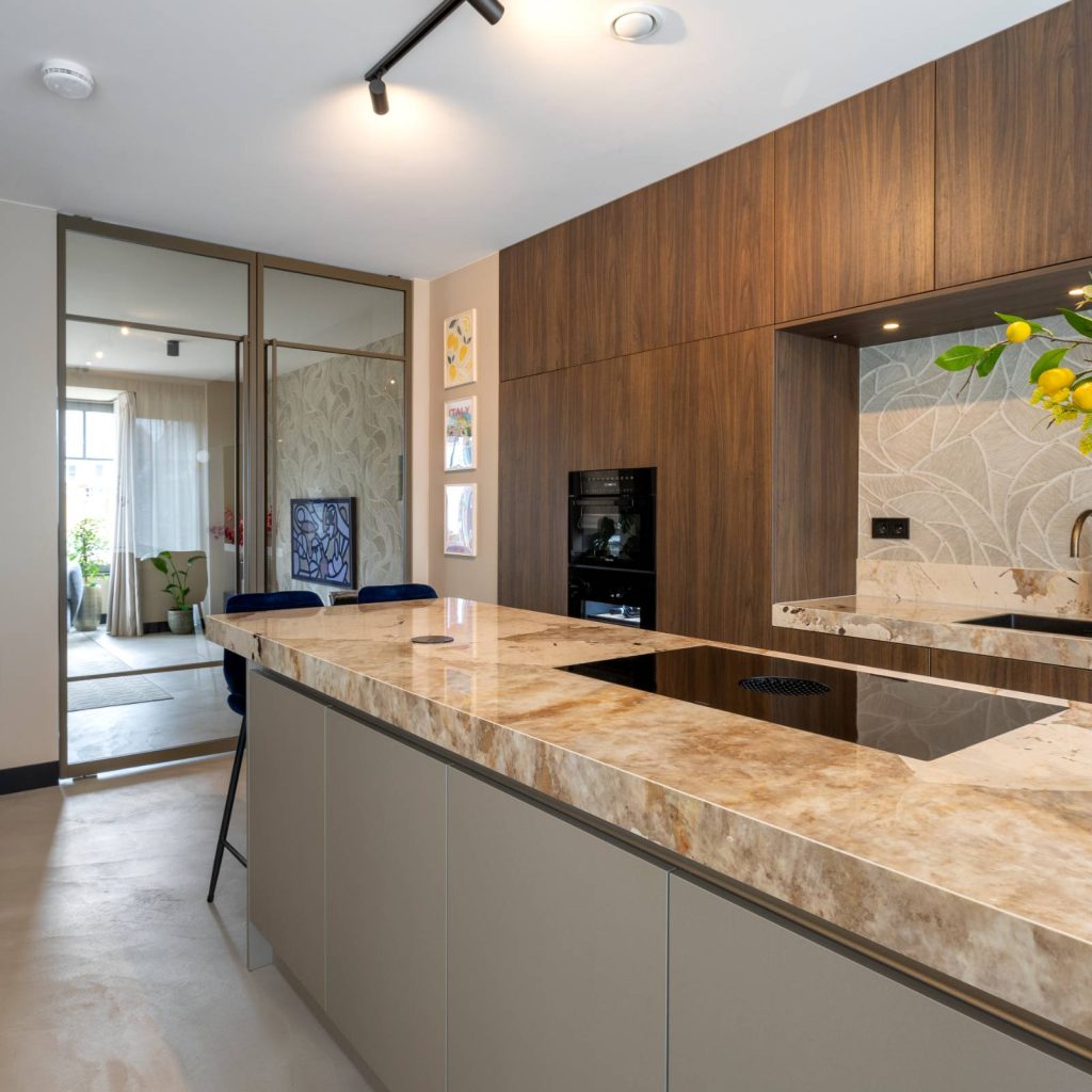 keuken met walnoot keukenkast en dekton khalo werkblad